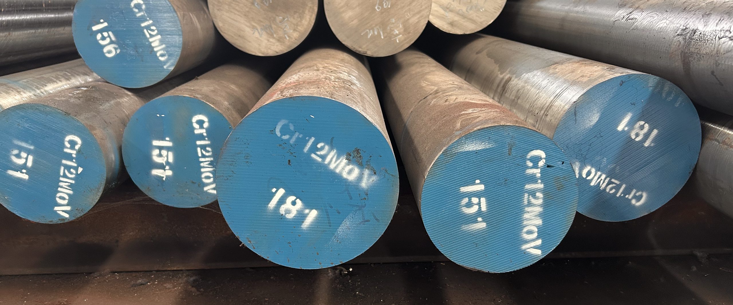 Cr12MoV round bars, grade-stamped on painted ends, stacked ready for shipment